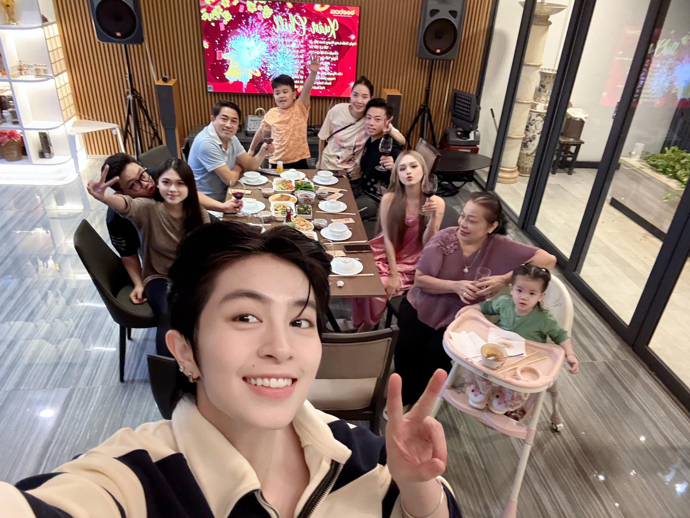 &quot;Năm mới xin vía trọn vẹn có người yêu đẹp như Gil Lê&quot;, một khán giả bình luận. - Ảnh: FBNV.