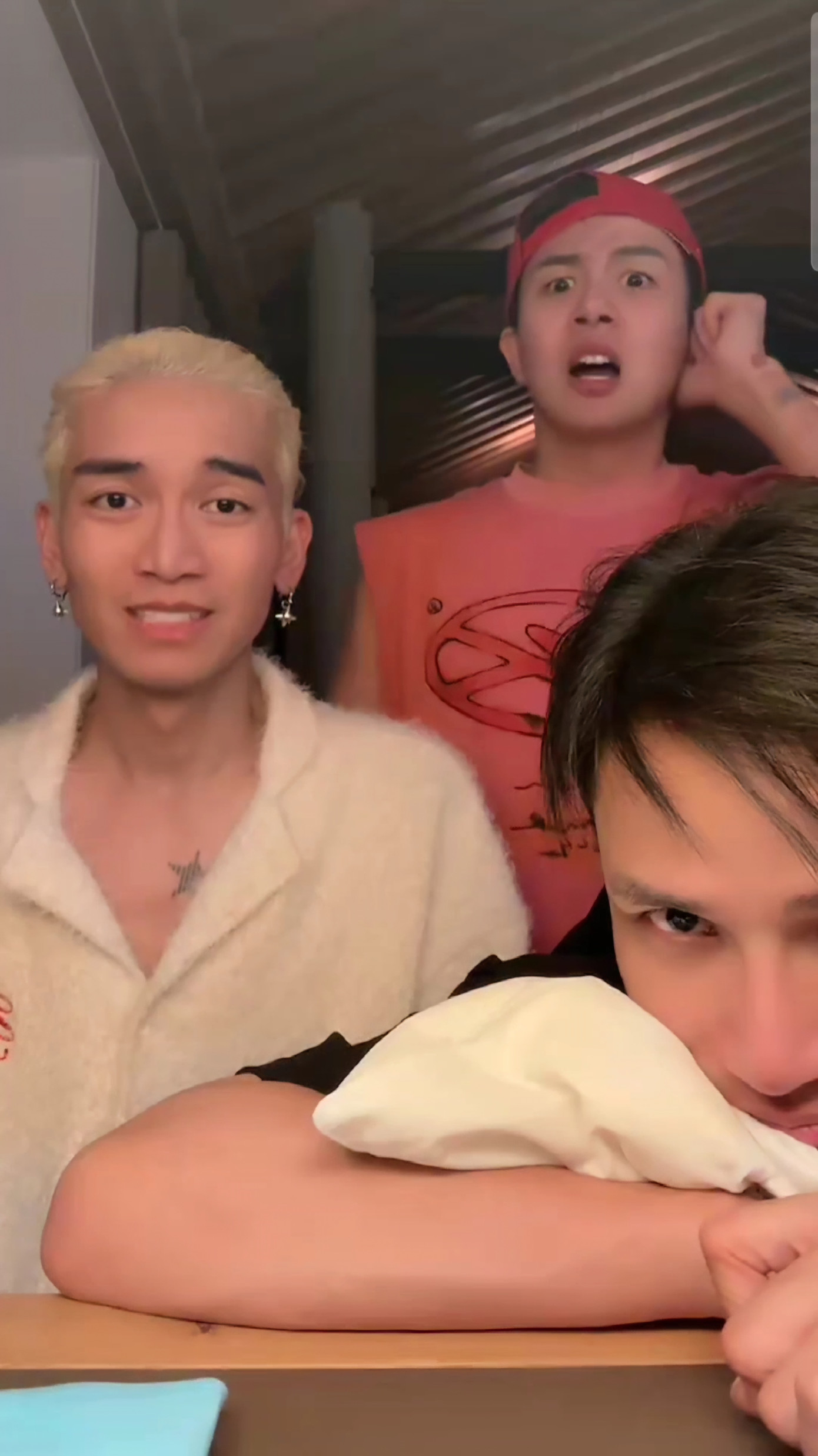 Biểu cảm "hoảng loạn" của chú Thư qua cách thoại của BB Trần và Duy Khánh. Biểu cảm "hoảng loạn" của chú Thư qua cách thoại của BB Trần và Duy Khánh.