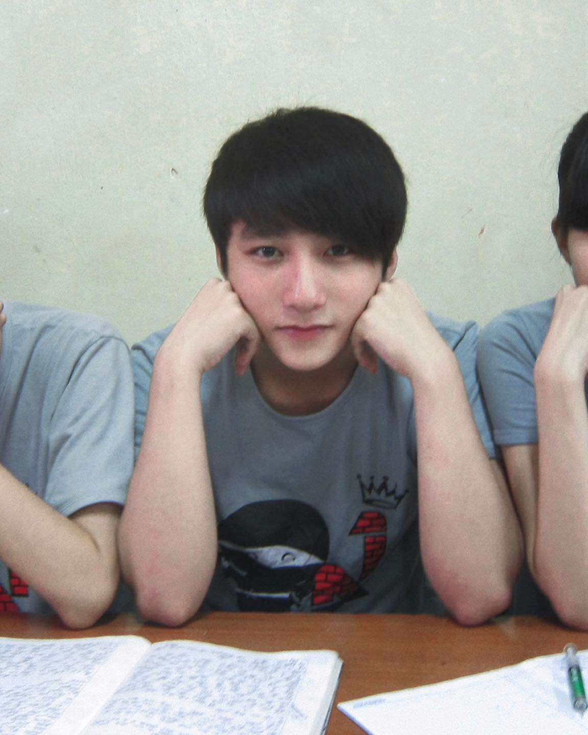 Một khán giả cho rằng: "Ổng tâm sự vậy là có lý do vì 2011 đã có Cơn Mưa Ngang Qua rồi, đi net hay quán nước cũng nghe". Một khán giả cho rằng: "Ổng tâm sự vậy là có lý do vì 2011 đã có Cơn Mưa Ngang Qua rồi, đi net hay quán nước cũng nghe".