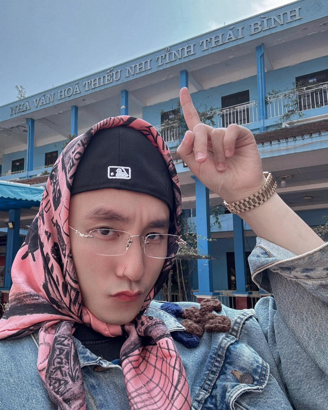 Sơn Tùng M-TP vẫn giữ phong cách "lặng như tờ", khiến nhiều người ví von giọng ca Em Của Ngày Hôm Qua chính là "túi mù" siêu hiếm của V-Pop. Sơn Tùng M-TP vẫn giữ phong cách "lặng như tờ", khiến nhiều người ví von giọng ca Em Của Ngày Hôm Qua chính là "túi mù" siêu hiếm của V-Pop.