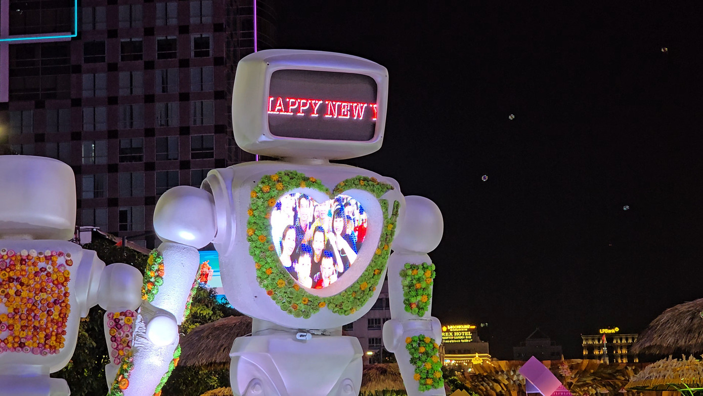 Không thể bỏ lỡ góc chụp siêu hot cùng cặp đôi rô-bốt có &quot;tâm&quot;, sẵn sàng giúp bạn lưu trữ khoảnh khắc Tết Ất Tỵ. Đặc biệt, ảnh chụp xong sẽ được chiếu ngay trên &quot;ngực&quot; rô-bốt trong 15 giây.