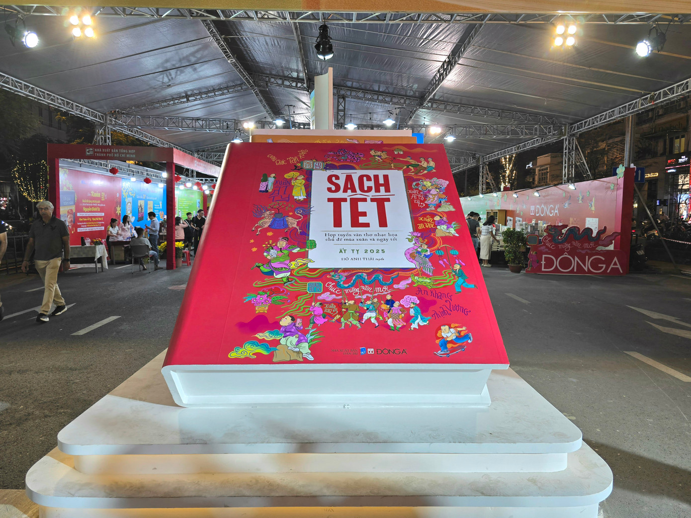 Đường sách là điểm hẹn lý tưởng để hội teen vừa &quot;chill&quot; vừa nạp thêm &quot;vitamin tri thức&quot;.