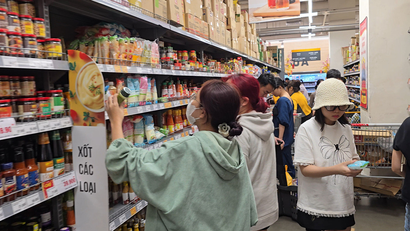 Siêu thị niêm yết giá rõ ràng khiến người mua yên tâm "thuận mua vừa bán", cứ thấy giá hợp túi tiền và chất lượng ổn là bỏ vào giỏ ngay, khỏi mất công mặc cả. Siêu thị niêm yết giá rõ ràng khiến người mua yên tâm "thuận mua vừa bán", cứ thấy giá hợp túi tiền và chất lượng ổn là bỏ vào giỏ ngay, khỏi mất công mặc cả.