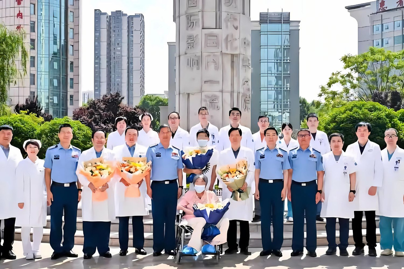 Hình ảnh gia đình anh Lưu Thuận và đội ngũ bác sĩ bệnh viện Xijing chụp ảnh kỷ niệm ca phẫu thuật thành công. Hình ảnh gia đình anh Lưu Thuận và đội ngũ bác sĩ bệnh viện Xijing chụp ảnh kỷ niệm ca phẫu thuật thành công.