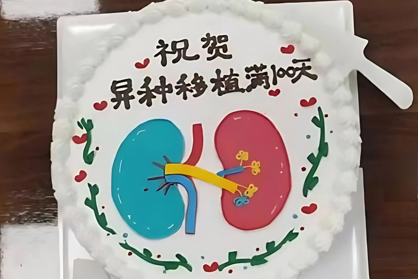 Bánh kem ăn mừng dành cho cụ bà 69 tuổi với 100 ngày "kỳ tích". - Ảnh: news.ycwb.com Bánh kem ăn mừng dành cho cụ bà 69 tuổi với 100 ngày "kỳ tích". - Ảnh: news.ycwb.com