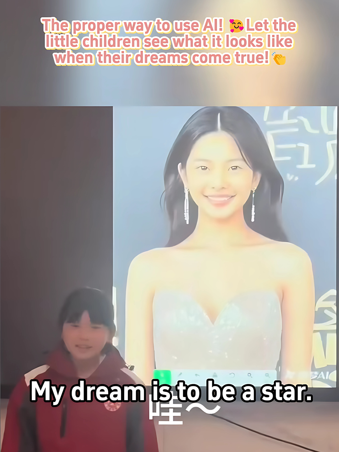 Một "ngôi sao tương lai" xuất hiện phía sau cô bé.