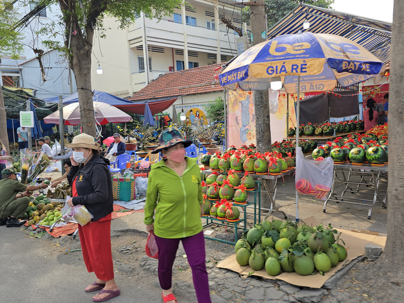 Sạp dưa trên đoạn đường Nguyễn Duy Trinh vẫn còn rất nhiều hàng dù cận Tết. Sạp dưa trên đoạn đường Nguyễn Duy Trinh vẫn còn rất nhiều hàng dù cận Tết.