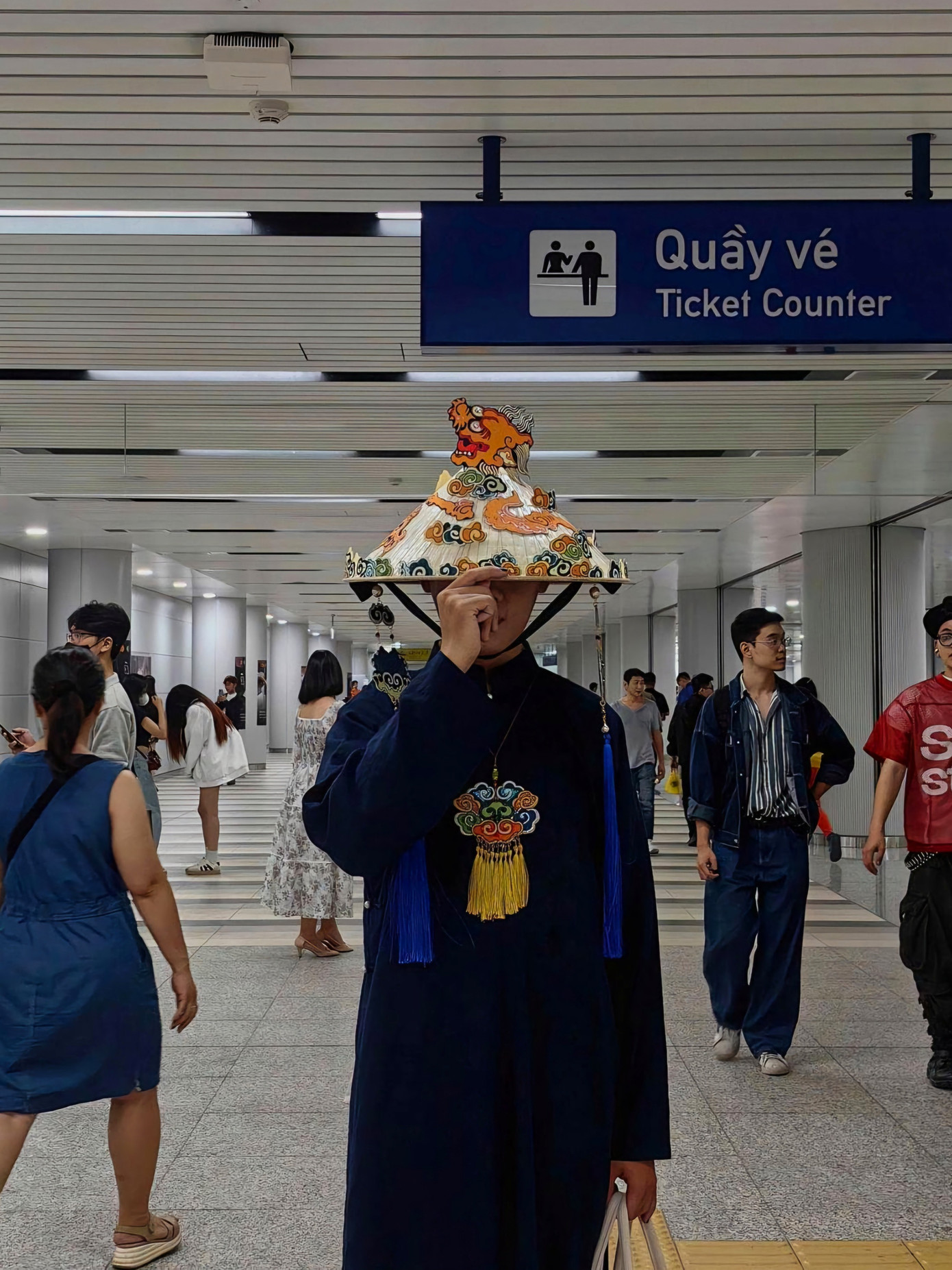 Huy Tiêu cho biết: &quot;Một bức tranh thu nhỏ nét đẹp nghệ thuật của một triều đại qua chiếc nón lá&quot;.