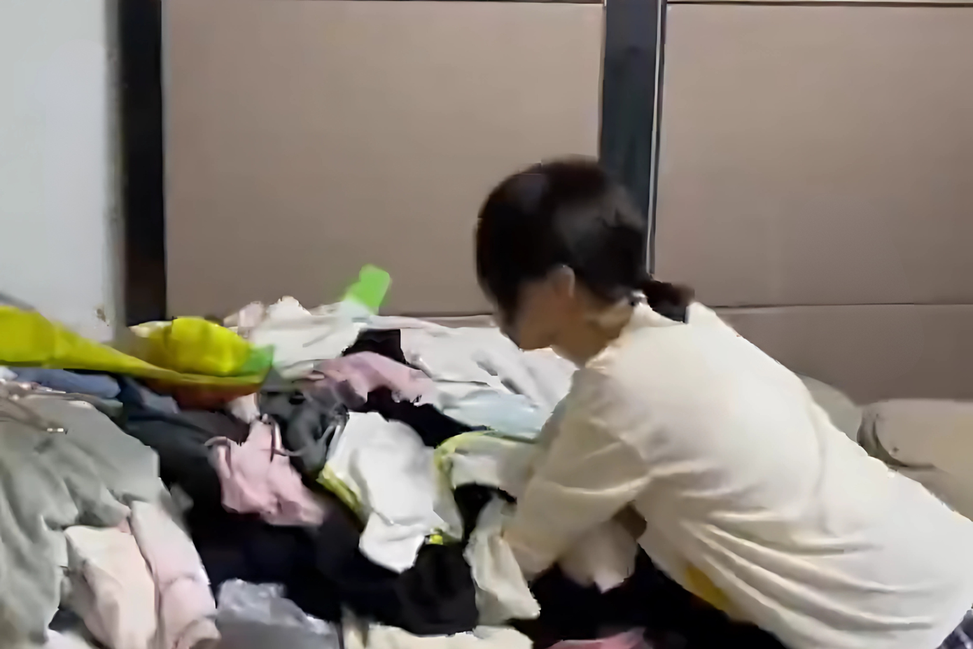 Câu chuyện về cô gái sốt cao sau khi dọn tủ quần áo đã thu hút sự quan tâm từ netizen.