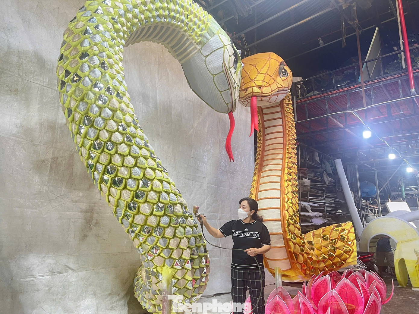 Cặp xà thần đại diện TP.HCM đang chuẩn bị "lên sàn" đấu trường sắc đẹp Ất Tỵ 2025, hứa hẹn màn trình diễn vừa uy nghi vừa "sắc sảo". - Ảnh: TPO. Cặp xà thần đại diện TP.HCM đang chuẩn bị "lên sàn" đấu trường sắc đẹp Ất Tỵ 2025, hứa hẹn màn trình diễn vừa uy nghi vừa "sắc sảo". - Ảnh: TPO.