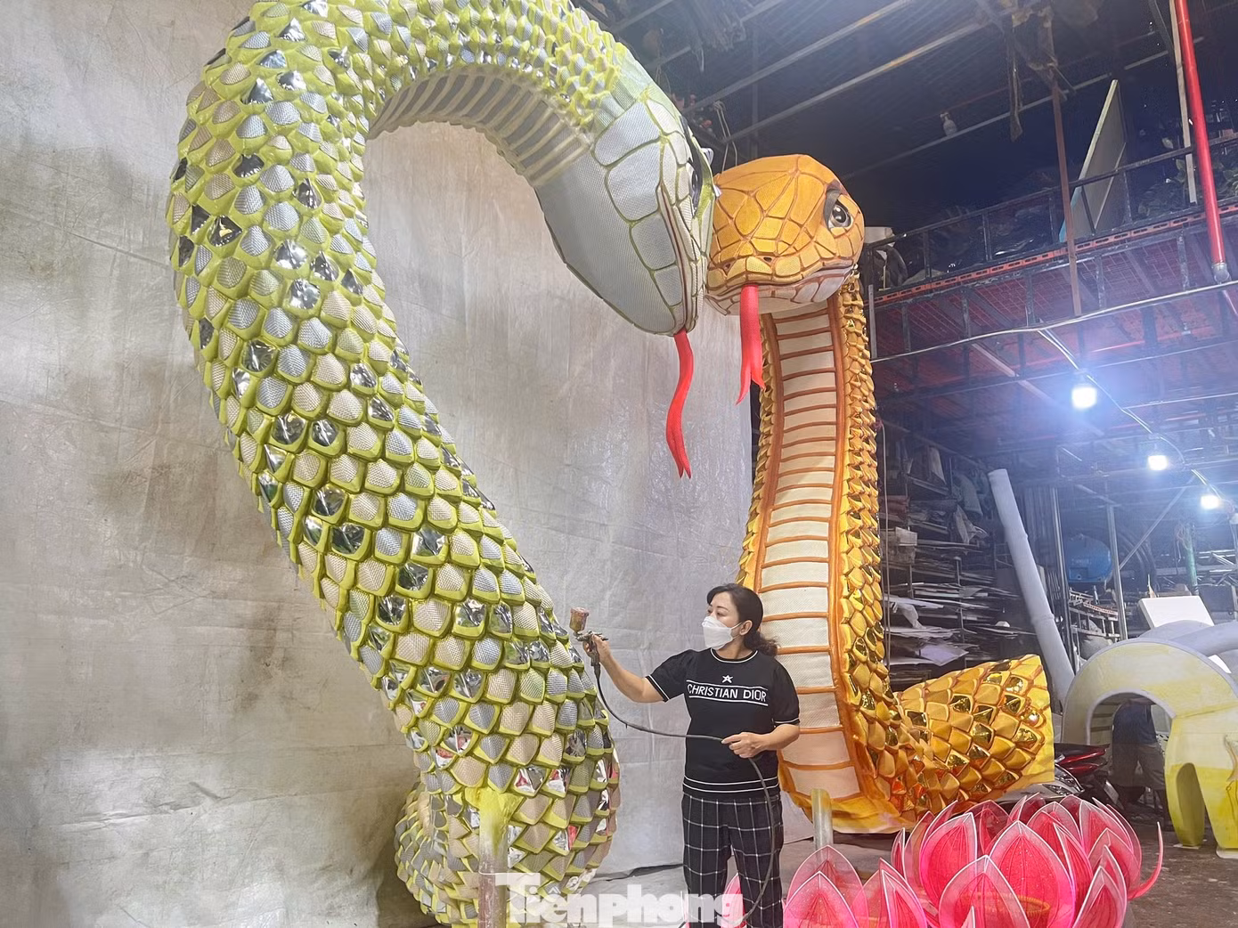Cặp xà thần đại diện TP.HCM đang chuẩn bị "lên sàn" đấu trường sắc đẹp Ất Tỵ 2025, hứa hẹn màn trình diễn vừa uy nghi vừa "sắc sảo". - Ảnh: TPO. Cặp xà thần đại diện TP.HCM đang chuẩn bị "lên sàn" đấu trường sắc đẹp Ất Tỵ 2025, hứa hẹn màn trình diễn vừa uy nghi vừa "sắc sảo". - Ảnh: TPO.