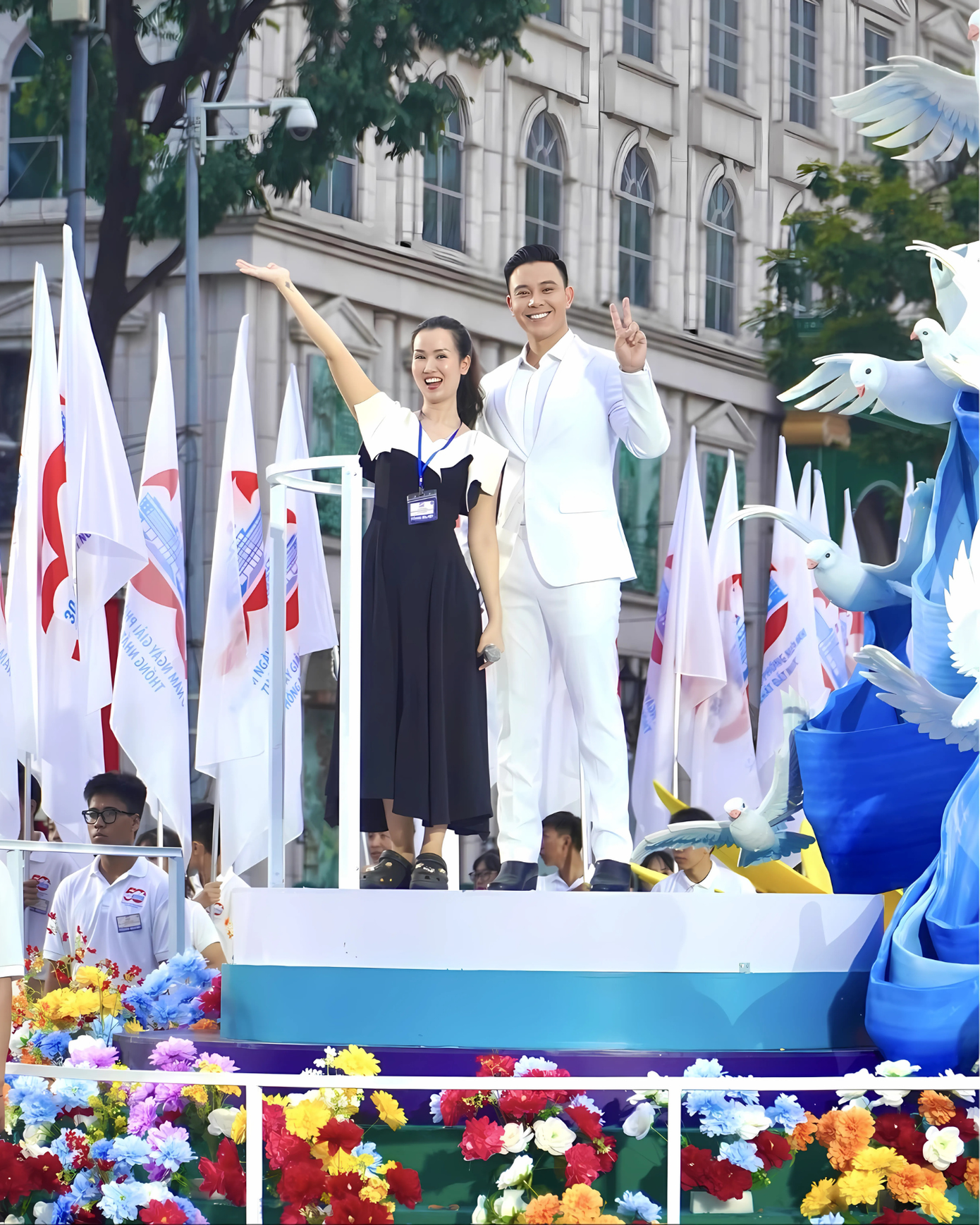 Hai ca sĩ Võ Hạ Trâm và Đông Hùng sẽ trình bày ca khúc Viết Tiếp Câu Chuyện Hòa Bình trong đại lễ 30/4. - Ảnh: Đông Hùng. Hai ca sĩ Võ Hạ Trâm và Đông Hùng sẽ trình bày ca khúc Viết Tiếp Câu Chuyện Hòa Bình trong đại lễ 30/4. - Ảnh: Đông Hùng.