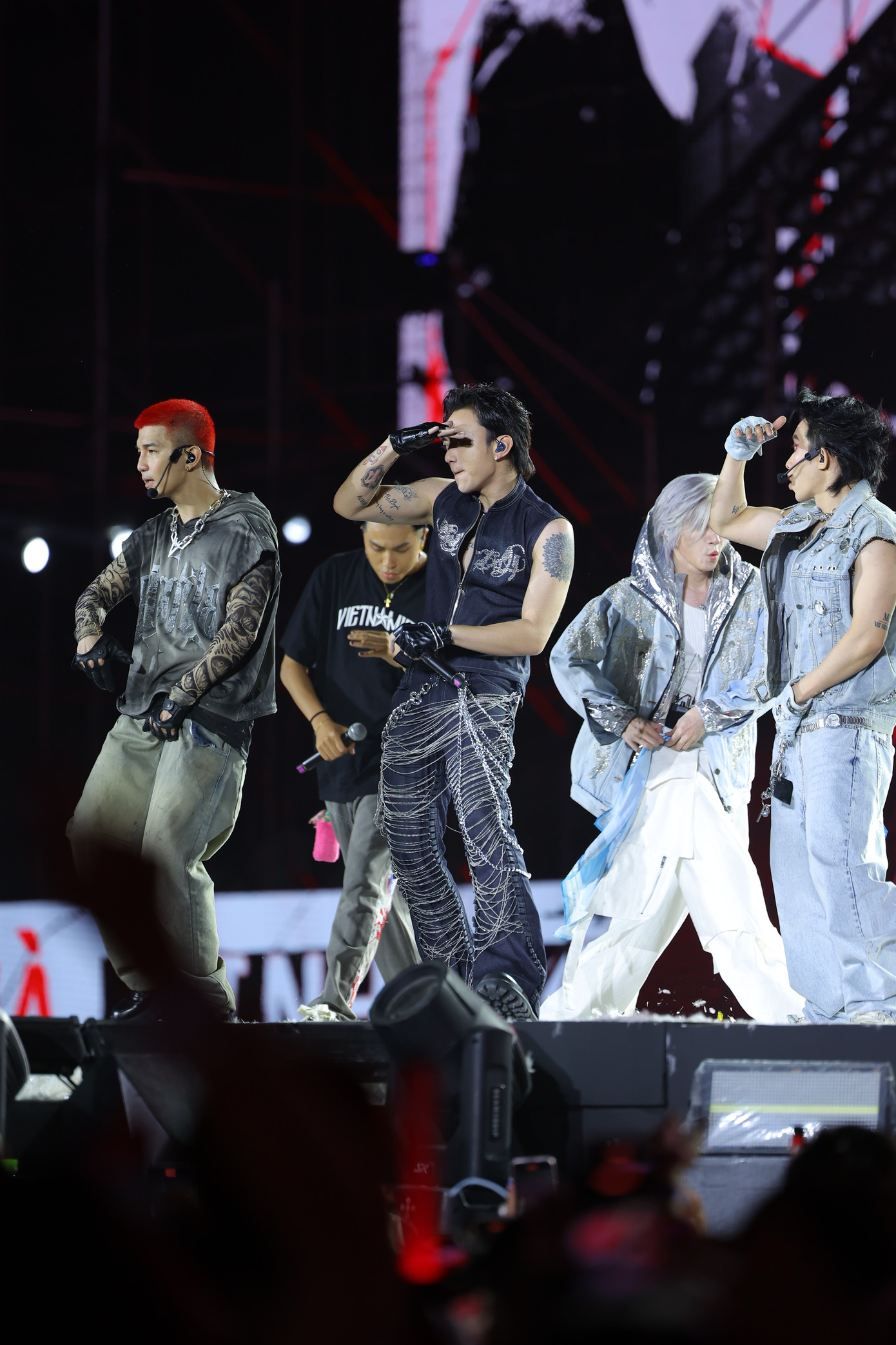 Đạo diễn Đinh Hà Uyên Thư đã "ngụp lặn" trong kho tư liệu để tạo nên mạch phim cuốn hút. Đạo diễn Đinh Hà Uyên Thư đã "ngụp lặn" trong kho tư liệu để tạo nên mạch phim cuốn hút.