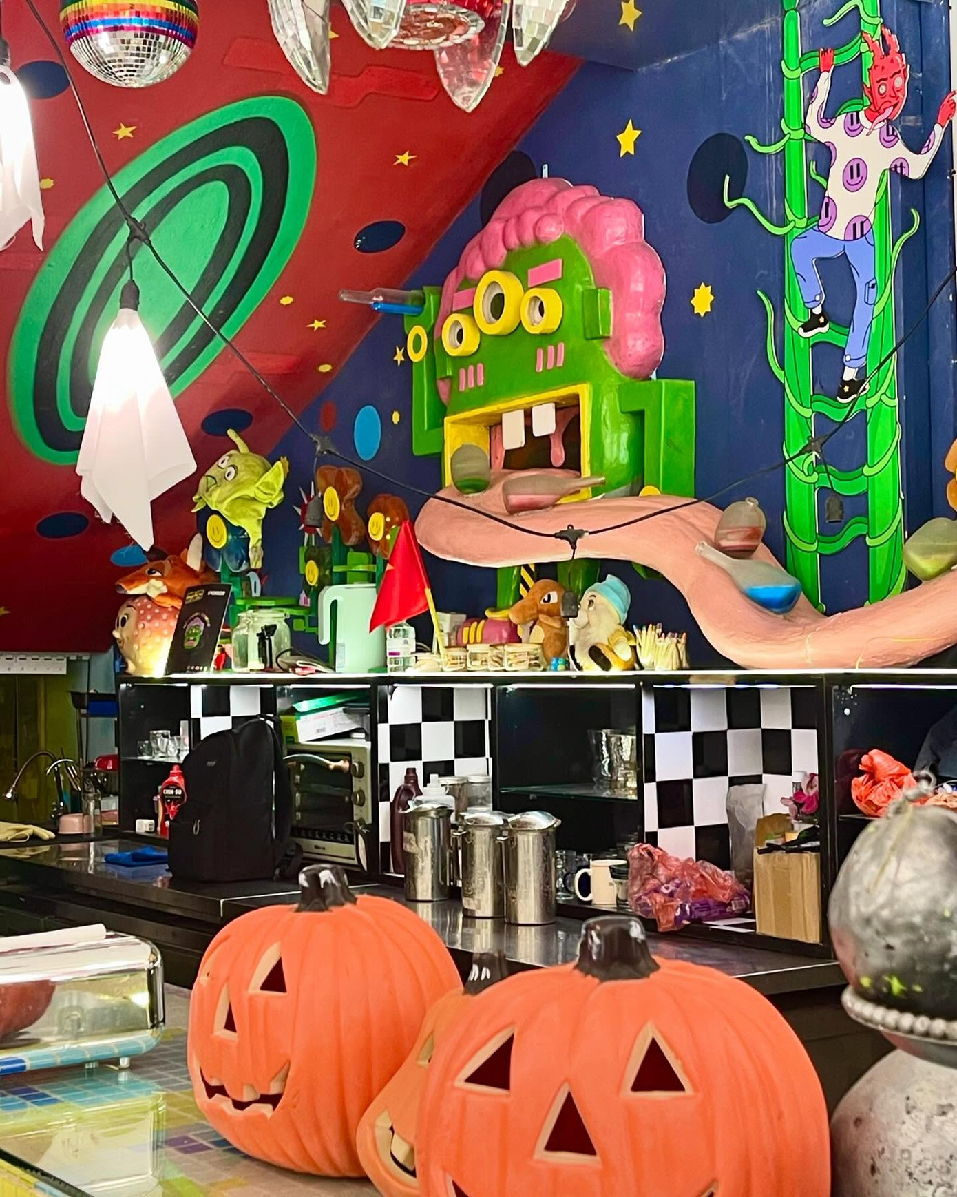 Quán cà phê ở tầng 1 gây ấn tượng bởi quầy pha chế được thiết kế sặc sỡ, quái lạ, bắt mắt với các hình trang trí trừu tượng 3D. - Ảnh: Nirvana Space. Quán cà phê ở tầng 1 gây ấn tượng bởi quầy pha chế được thiết kế sặc sỡ, quái lạ, bắt mắt với các hình trang trí trừu tượng 3D. - Ảnh: Nirvana Space.