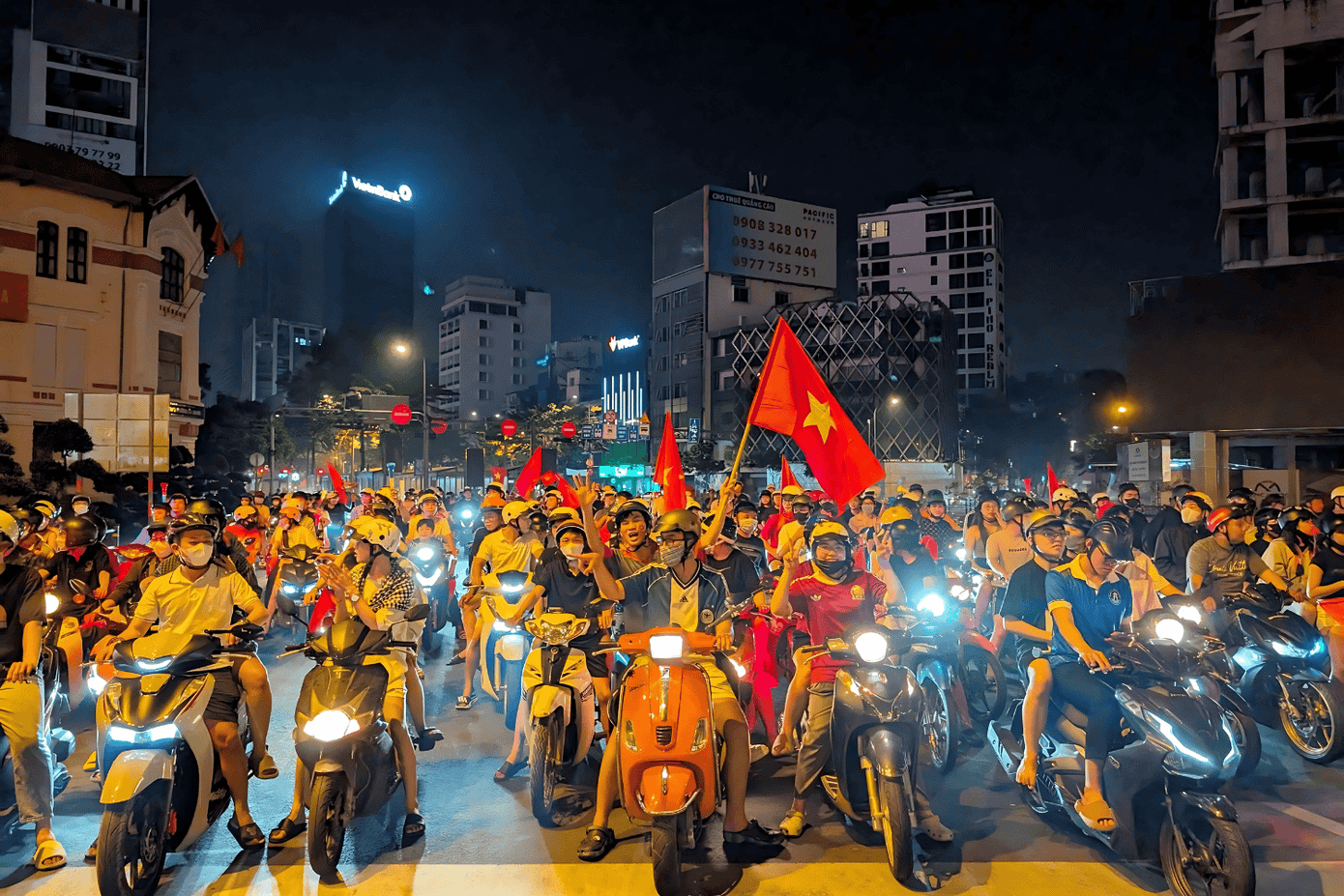 Dòng người "đi bão" hết mình dù mai phải đi làm: "Mai 7 giờ đi làm mà giờ còn ở phố đi bộ". - Ảnh: Phạm Thế Hiển.