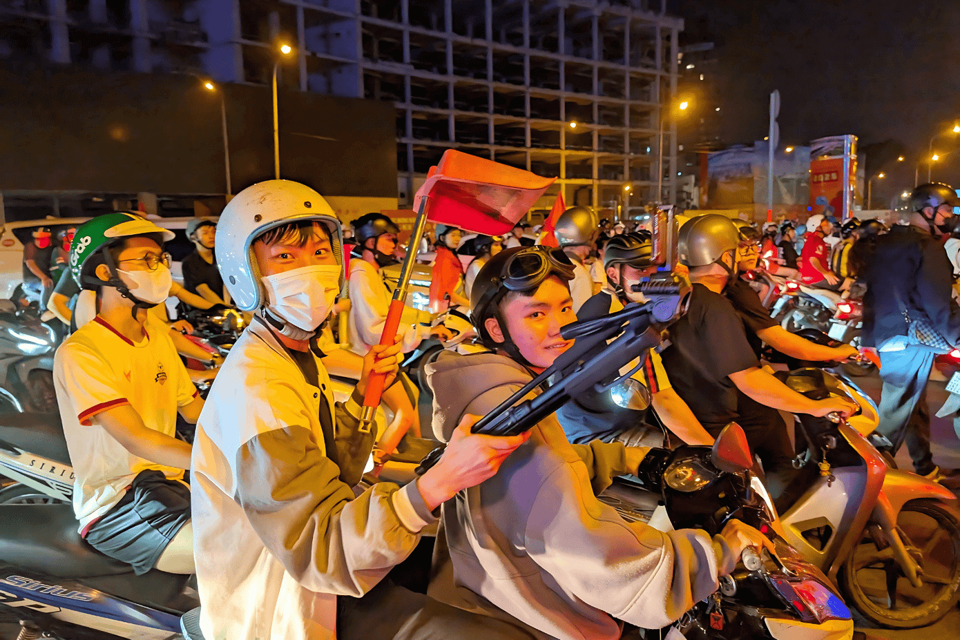 Đem tất cả những gì có thể trong chuyến "đi bão" xuyên đêm. - Ảnh: Phạm Thế Hiển.