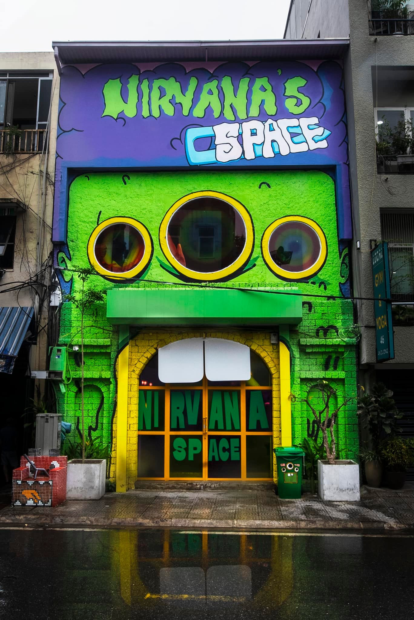 Tòa "lâu đài" quỷ xanh gây ấn tượng mạnh khi nhìn từ bên ngoài. - Ảnh: Nirvana Space. Tòa "lâu đài" quỷ xanh gây ấn tượng mạnh khi nhìn từ bên ngoài. - Ảnh: Nirvana Space.