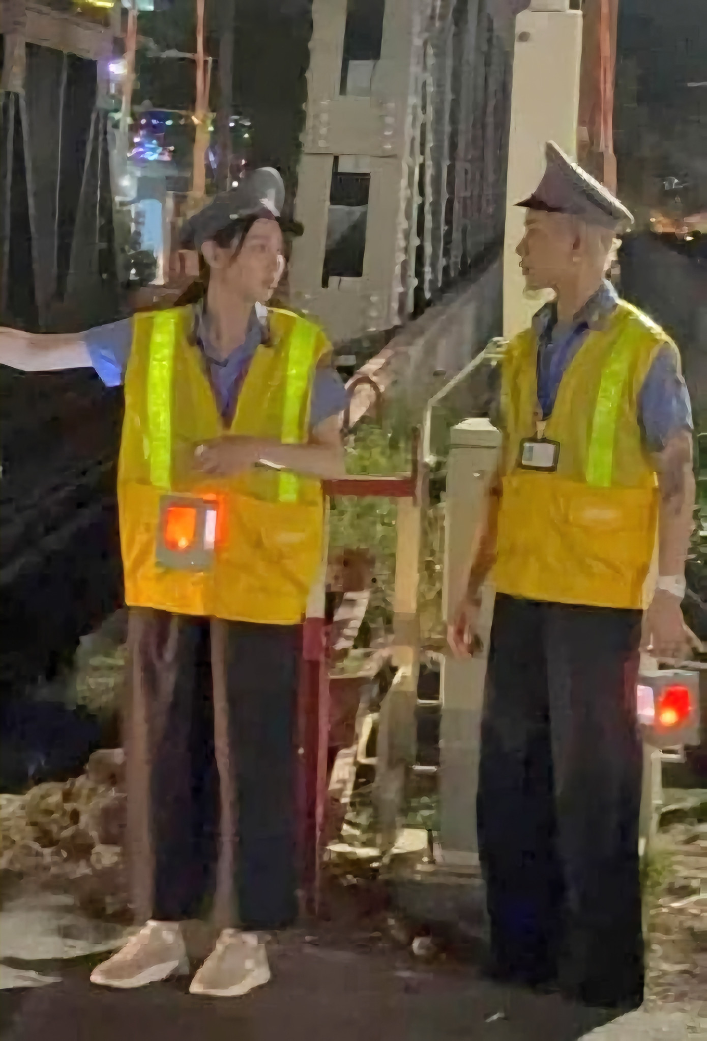 Nét &quot;ngây thơ dễ dụ&quot; của cả hai khiến fan &quot;chưa xem đã cười&quot;.