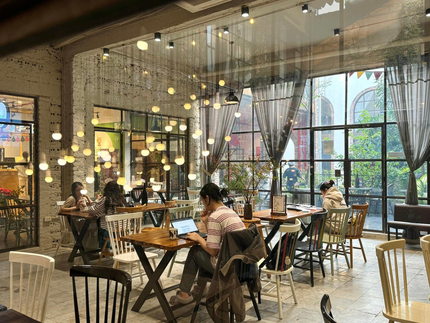 Menu đồ uống tại đây có mức giá dao động từ 35.000 đến 65.000 VND. Ảnh: Our.hanoi. Menu đồ uống tại đây có mức giá dao động từ 35.000 đến 65.000 VND. Ảnh: Our.hanoi.