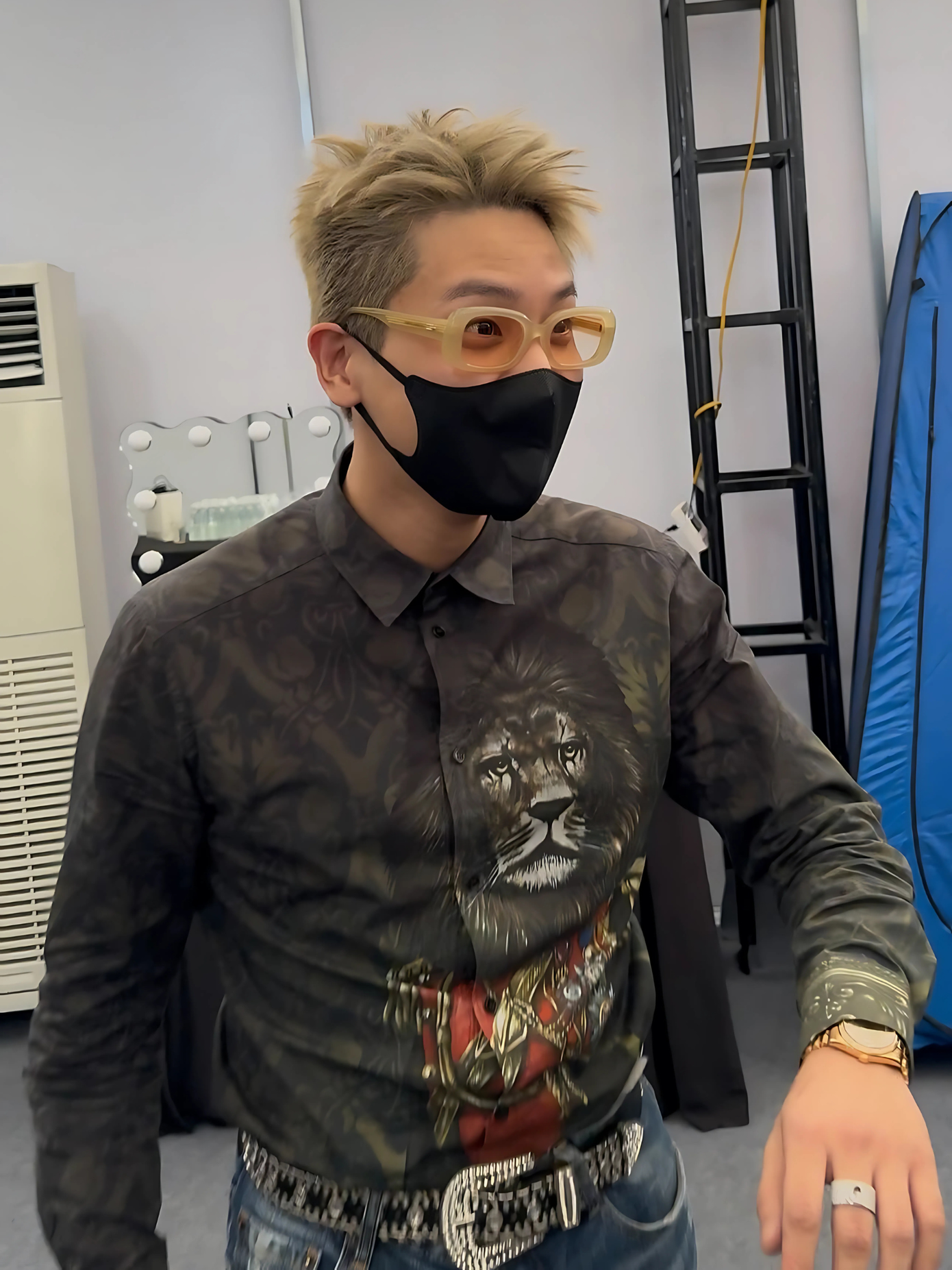 Khoảnh khắc "boy phố" nhận ra mình không còn "cháy" và "nóng" như người bạn JSOL. Khoảnh khắc "boy phố" nhận ra mình không còn "cháy" và "nóng" như người bạn JSOL.