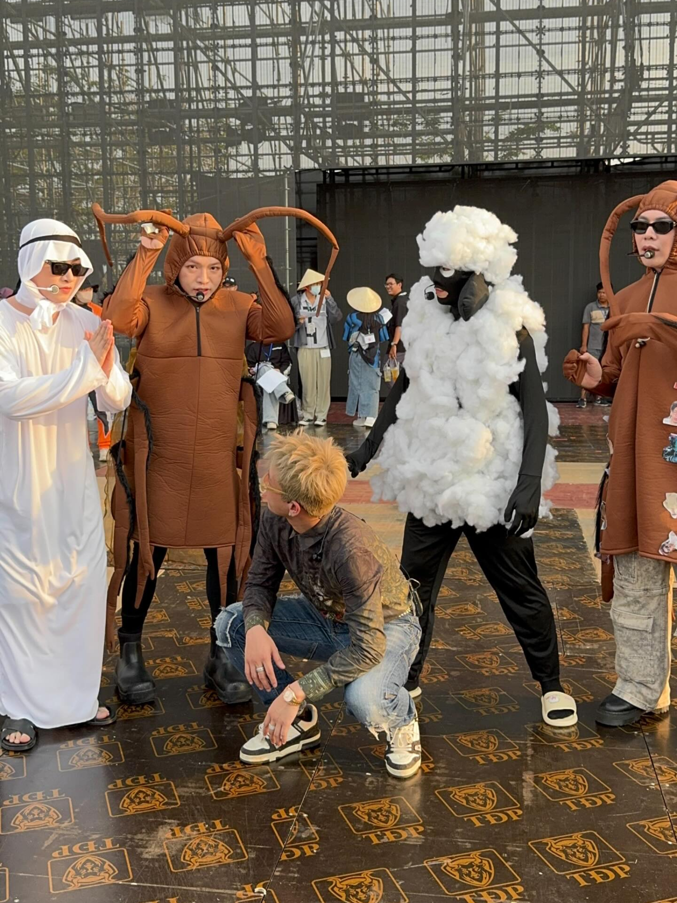 Một fan bình luận: "Team nóng nhất trong buổi tổng duyệt hôm nay. Nghĩa bóng lẫn đen". - Ảnh: qindyyy. Một fan bình luận: "Team nóng nhất trong buổi tổng duyệt hôm nay. Nghĩa bóng lẫn đen". - Ảnh: qindyyy.