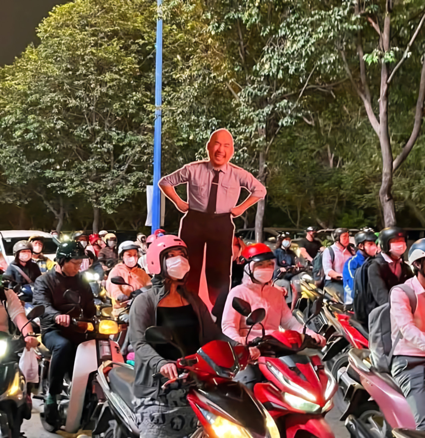 "Anh tài" Tiến Luật cũng "đi bão" cùng mọi người nhưng "lạ lắm à nha". - Ảnh: Kenh14.