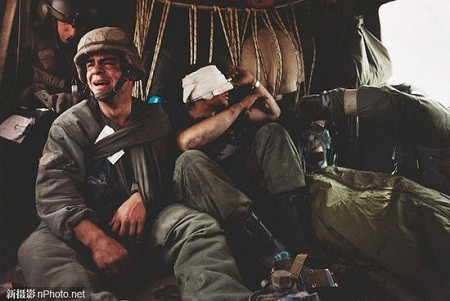 1991: Trung sĩ Mỹ 23 tuổi Ken Kozakiewicz khóc trước cái chết của đồng đội Andy Alaniz. Chiếc túi bên cạnh đang đựng thi hài của Andy, anh thiệt mạng trong những ngày cuối cùng của cuộc chiến tranh Vùng Vịnh