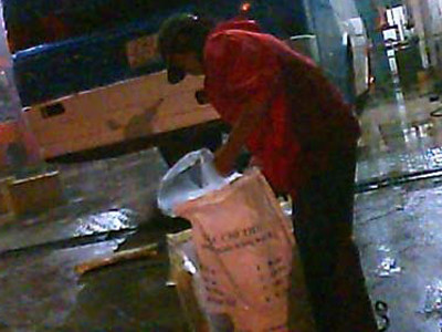 Nghĩa - người làm công cho ông Tuấn “dồi trường” - nhận lòng heo thối tại bến xe “cóc” ở khu vực cầu vượt Sóng Thần. Ảnh: chụp từ camera Nghĩa - người làm công cho ông Tuấn “dồi trường” - nhận lòng heo thối tại bến xe “cóc” ở khu vực cầu vượt Sóng Thần