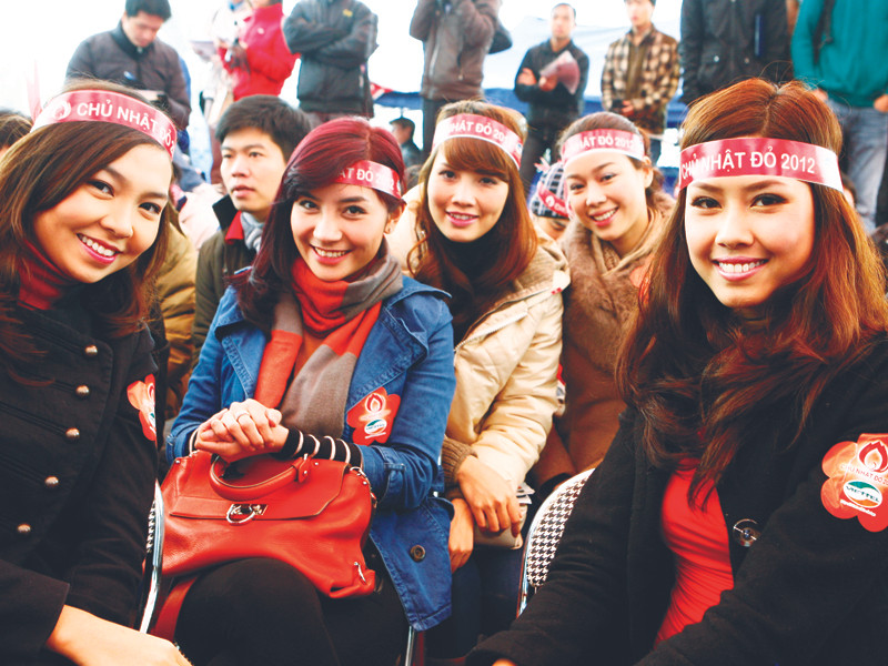 Nhiệt huyết tuổi trẻ xua tan giá buốt trong ngy Chủ nhật Đỏ. Ảnh: Hồng Vĩnh