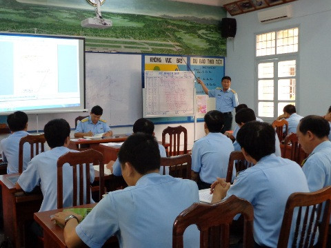 Thượng tá Hoàng Văn Chiến (đứng), chính ủy trung đoàn, đồng thời là phi công Su 22 được đào tạo ở nước ngoài đang giảng bình, rút kinh nghiệm, giao nhiệm vụ trước ban bay