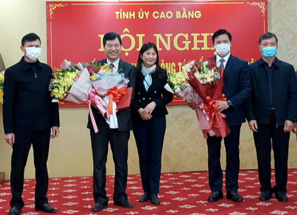 Đại diện lãnh đạo Ban tổ chức Tỉnh ủy Cao Bằng (giữa) trao Quyết định cho tân Giám đốc Sở NN &PTNT và Bí thư Khối cơ quan và doanh nghiệp tỉnh -Ảnh: V. Thuận Đại diện lãnh đạo Ban tổ chức Tỉnh ủy Cao Bằng (giữa) trao Quyết định cho tân Giám đốc Sở NN &PTNT và Bí thư Khối cơ quan và doanh nghiệp tỉnh -Ảnh: V. Thuận