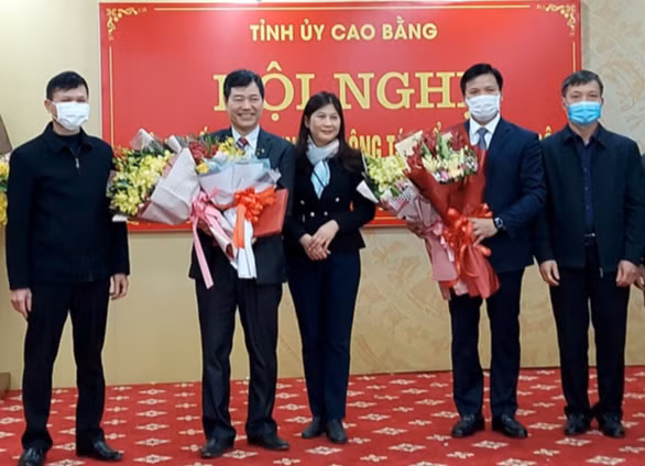 Đại diện lãnh đạo Ban tổ chức Tỉnh ủy Cao Bằng (giữa) trao Quyết định cho tân Giám đốc Sở NN &PTNT và Bí thư Khối cơ quan và doanh nghiệp tỉnh -Ảnh: V. Thuận Đại diện lãnh đạo Ban tổ chức Tỉnh ủy Cao Bằng (giữa) trao Quyết định cho tân Giám đốc Sở NN &PTNT và Bí thư Khối cơ quan và doanh nghiệp tỉnh -Ảnh: V. Thuận