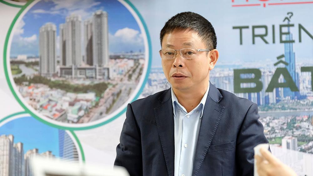 Nhà báo Phùng Công Sưởng - Phó Tổng biên tập Báo Tiền Phong phát biểu khai mạc hội thảo