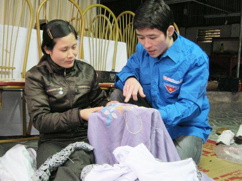 Nguyễn Thế Quyết (phải) dạy nghề cho bạn trẻ. Ảnh: Doãn Mẫn