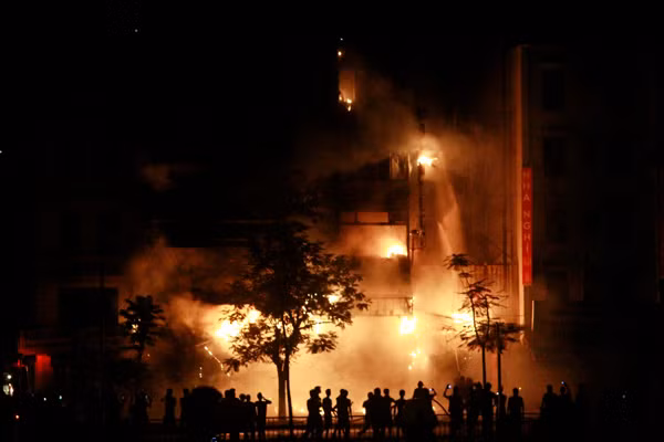 Ngọn lửa bao trùm 