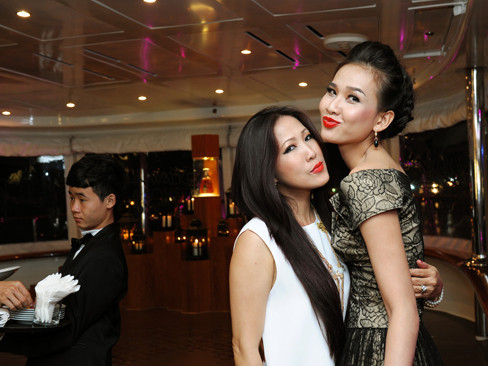 Dương Mỹ Linh thân thiết chụp hình bên bạn bè