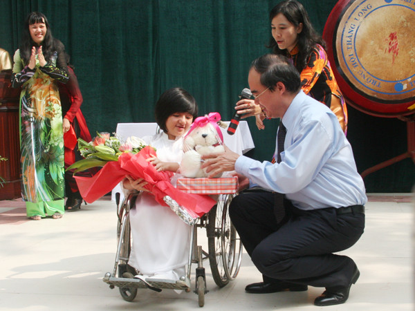 Phó thủ tướng tặng quà cho em Phương Anh, một học sinh tàn tật, tấm gương vượt khó trong cuộc sống và học tậ