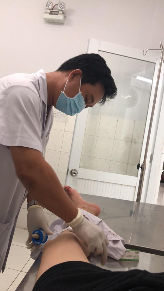 Diễn viên hài Anh Đức bị tai nạn khi cửa kính vỡ, nhập viện trong đêm ảnh 2