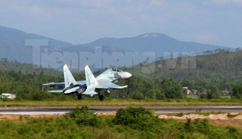 Su-27 trên đường băng