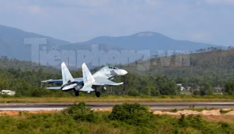 Su-27 Việt Nam xuất kích làm nhiệm vụ bảo vệ Trường Sa Su-27 trên đường băng