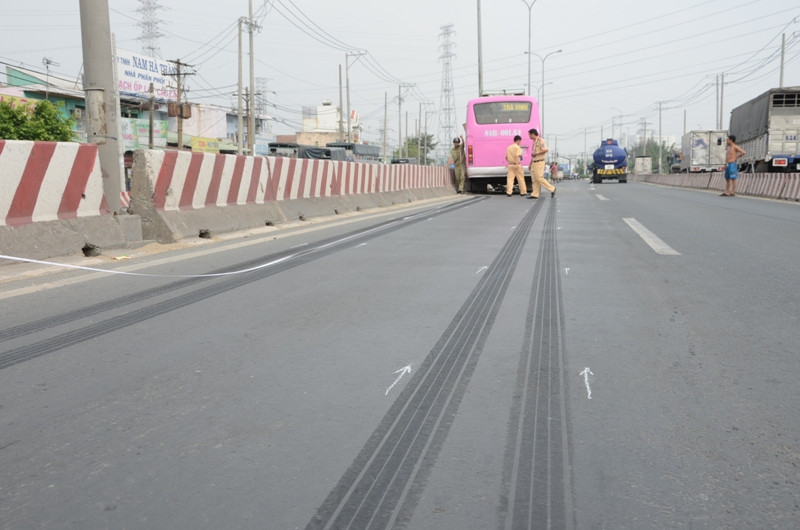 Chiếc xe khách bị kéo lê một đoạn dài hư hỏng nặng