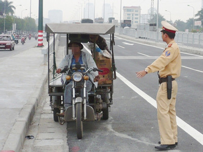 Theo CSGT phần lớn chủ xe ba bánh nhái thương binh bị tịch thu là thanh niên điều khiển. Ảnh: Trọng Đảng