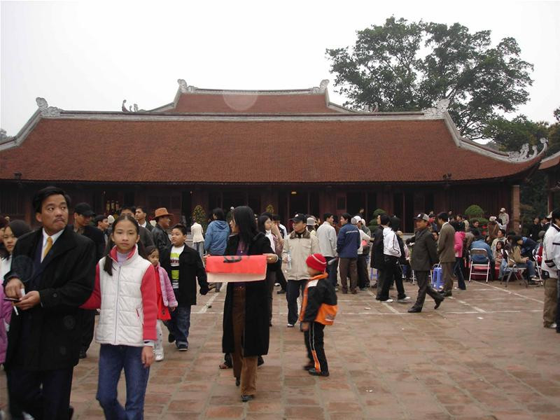 Cho xin một tích kê nào Hong chữ ngoài sân Hong chữ trong nhà Hỉ hả ra về với chữ xin được