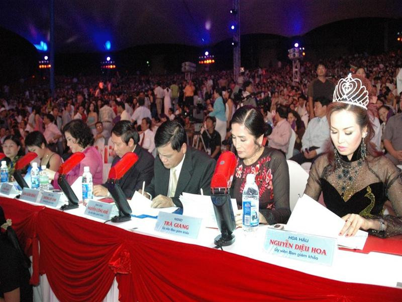 Ban giám khảo đang chấm thi phần thi ứng xử. Ảnh TPO.