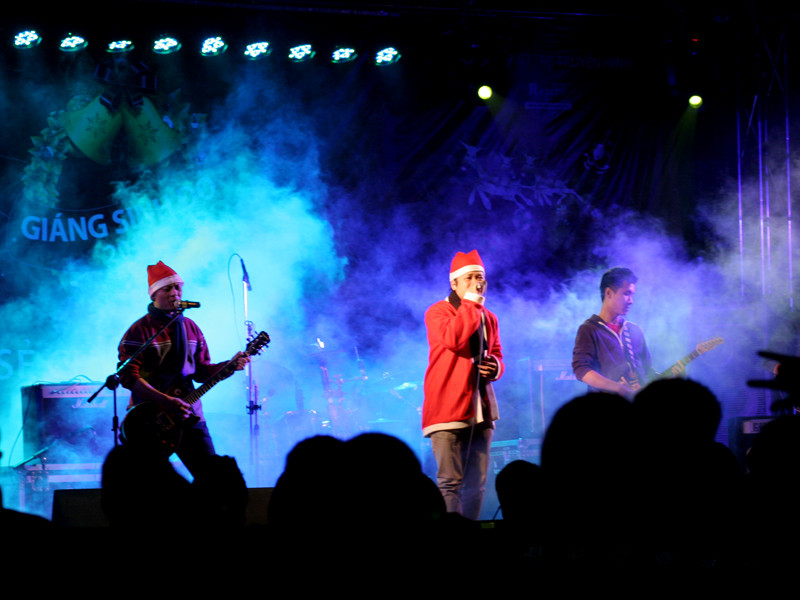 Đông đảo khán giả đã hòa mình vào không gian sôi động của đêm nhạc