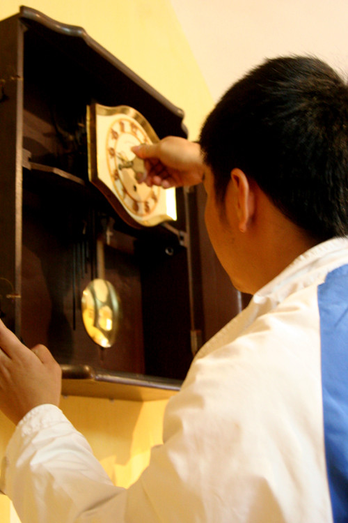 Lên dây cót trở thành công việc quen thuộc của người chơi đồng hồ cổ