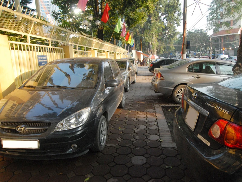 Xe hơi tư chen chúc trước trụ sở cơ quan hành chính Nhà nước. Ảnh: Minh Đức