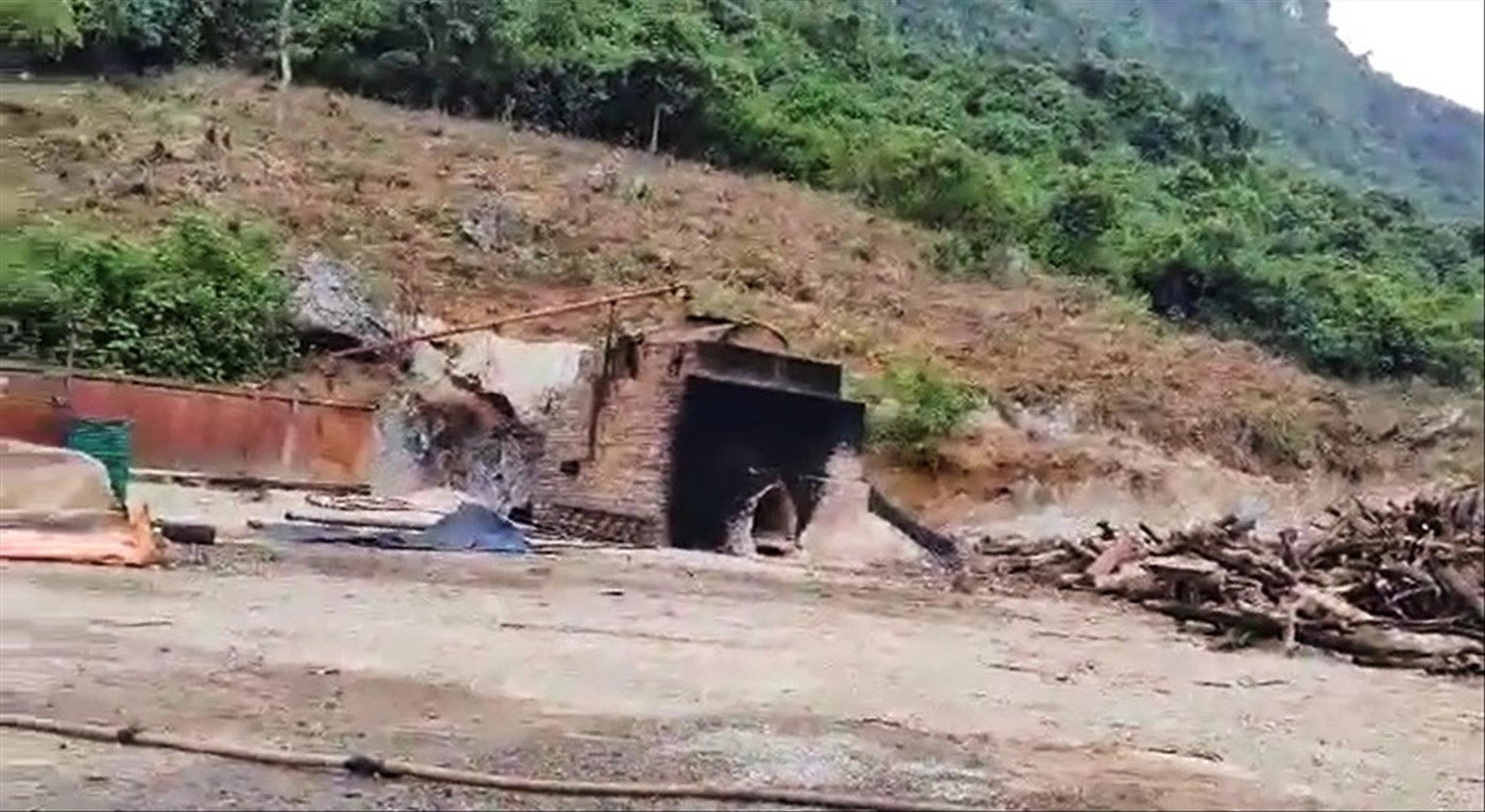 Thâm nhập lò đốt rác điện tử lấy vàng ảnh 1