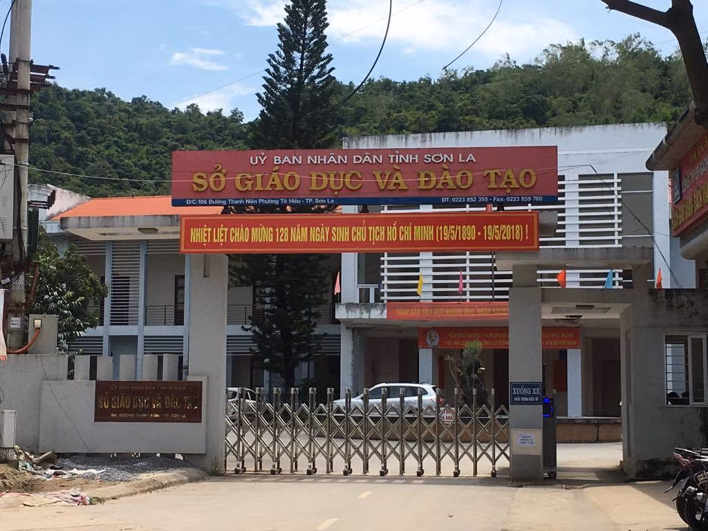 Thầy giáo viết chữ bằng miệng: Nét chữ đẹp từ những đôi môi rướm máu ảnh 4