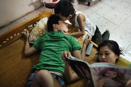 Khi chụp bức ảnh này, em bé (con trai với cuộc hôn nhân trước của Trịnh Hiền - đang đọc báo) rất thân thiết, quý mến Bảo Quỳnh. Cậu bé liên tục chạy đến hôn Bảo Quỳnh. Khi chụp bức ảnh này, em bé (con trai với cuộc hôn nhân trước của Trịnh Hiền- đang đọc báo) rất thân thiết, quý mến Bảo Quỳnh. Cậu bé liên tục chạy đến hôn Bảo Quỳnh